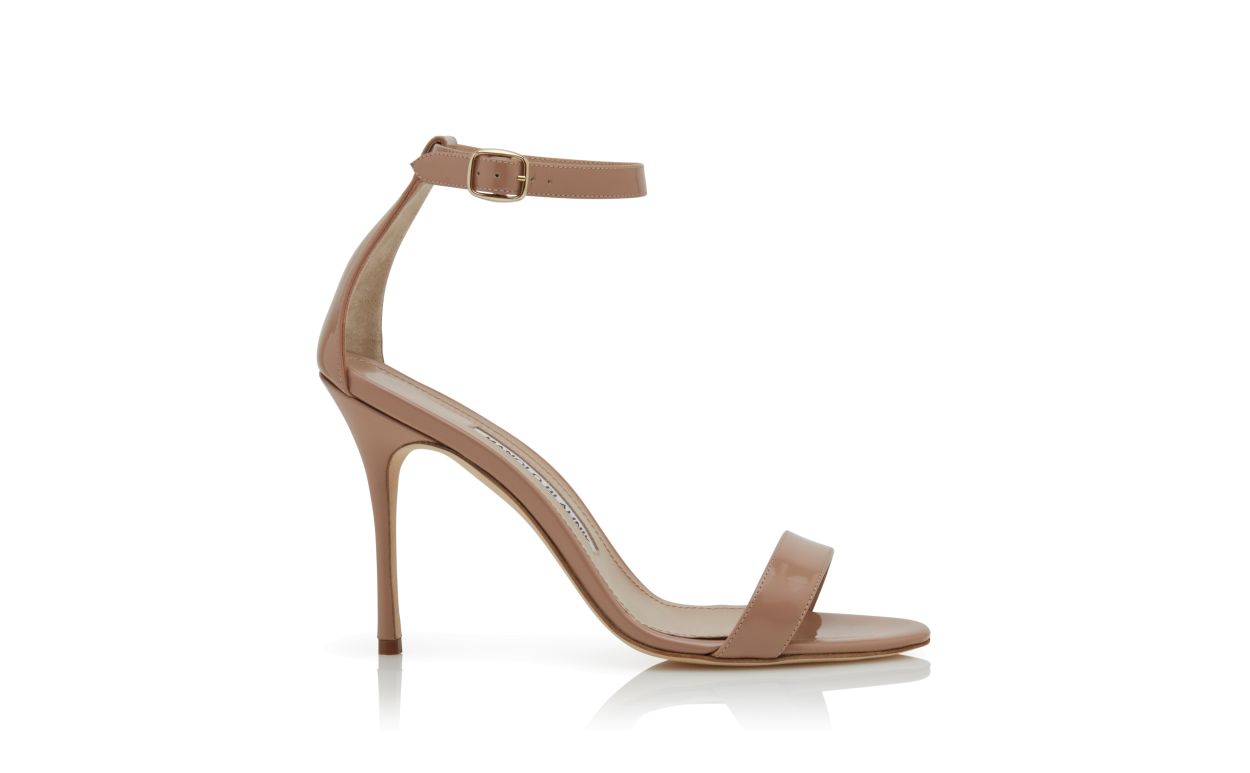 Sandalias de cuero brillante beige con tirantes para tobillo