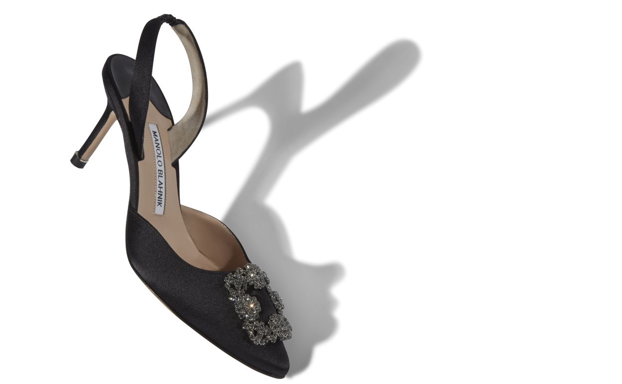 Zapatos de tacón con hebilla de joyería de satín negro