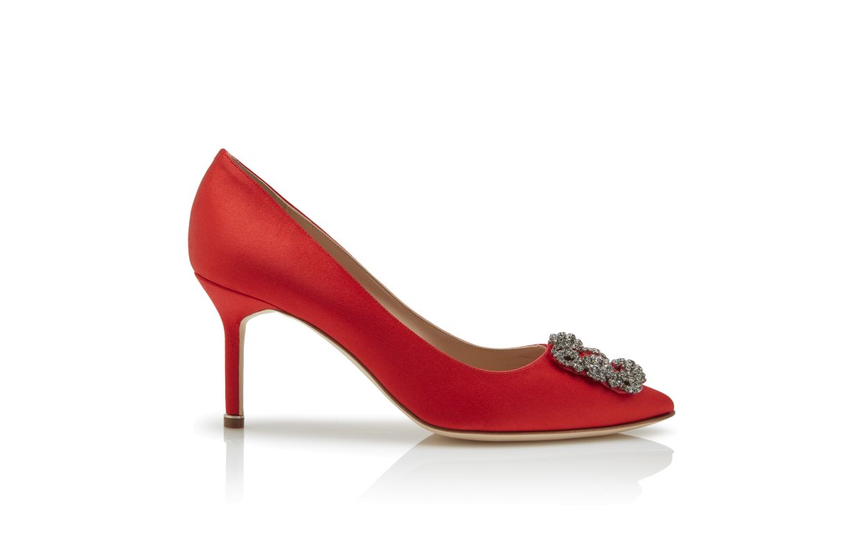 Zapatillas de satén rojo con hebilla de joya