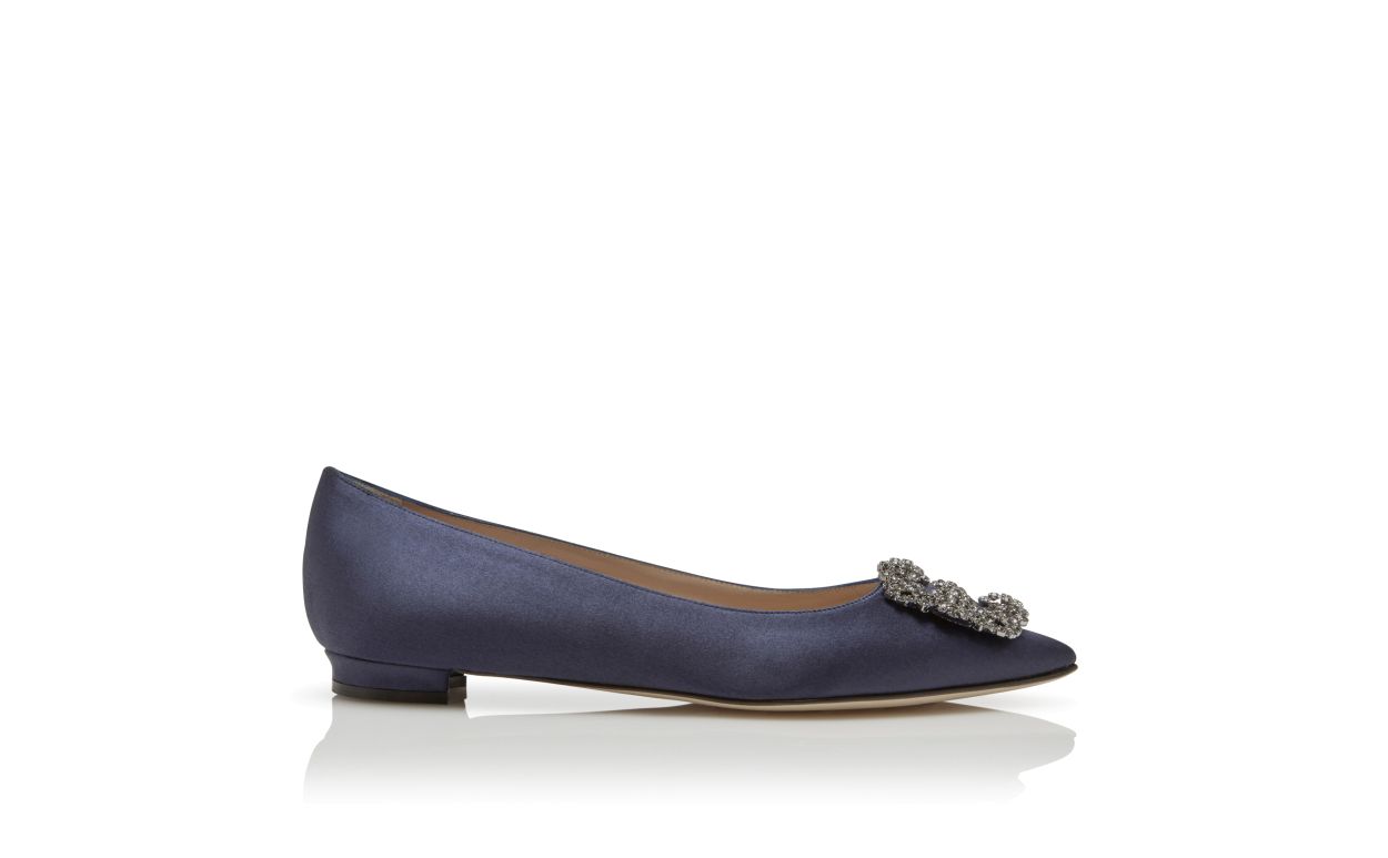 Zapatillas planas de satín azul marino con hebilla de joya