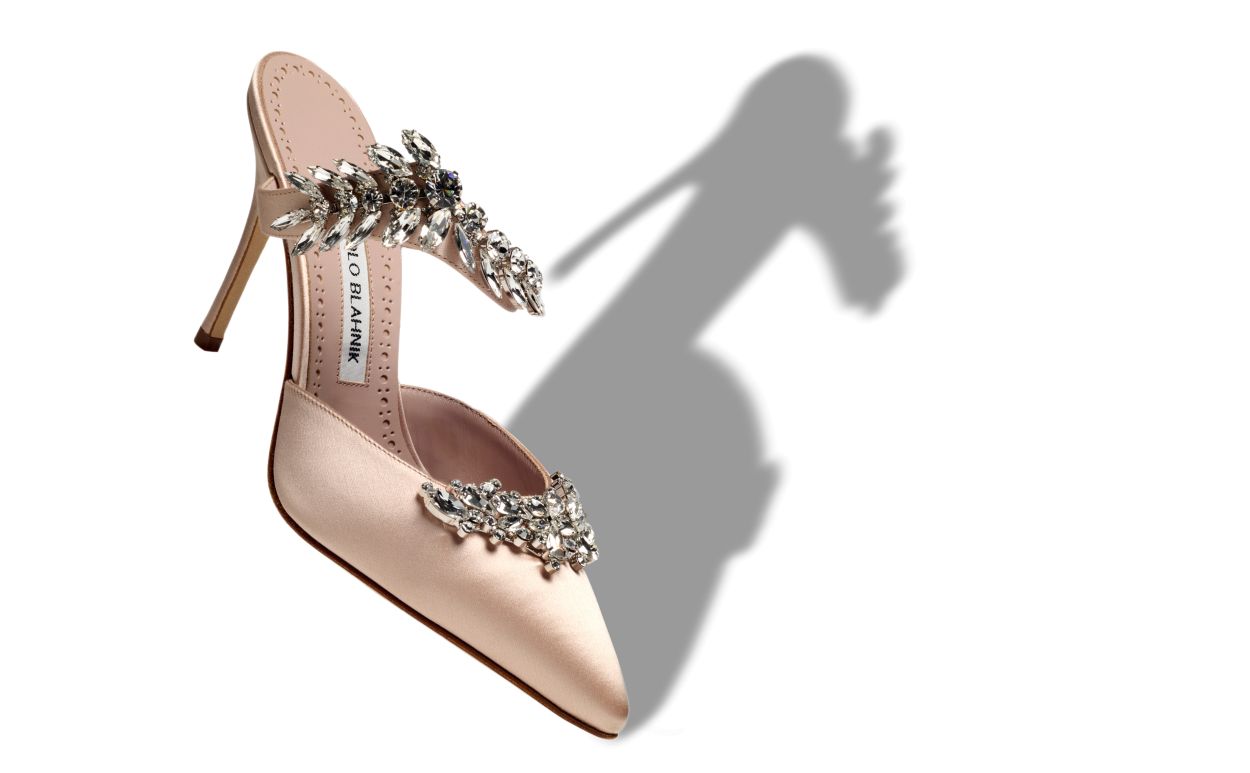 Mocasines de satín beige claro con adornos de cristal