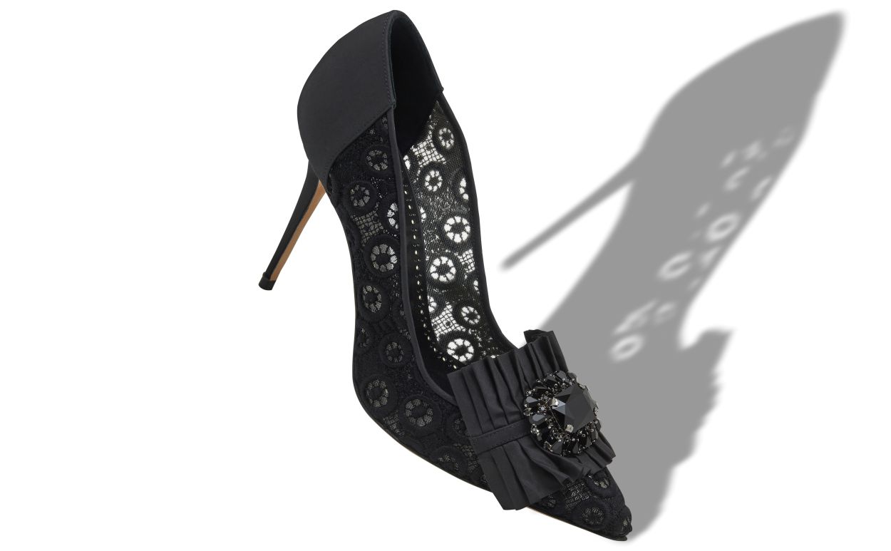 Zapatillas de tacón negro con encaje y detalles de joyas