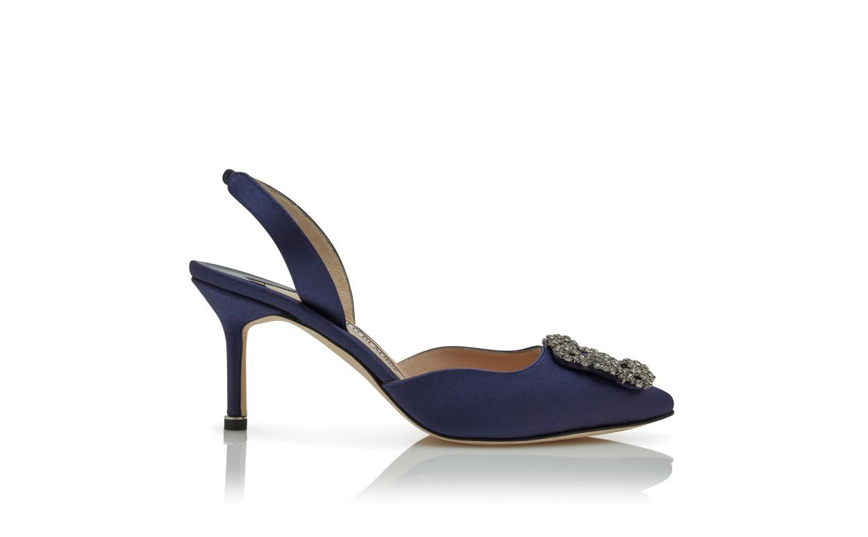 Zapatillas de tacón con hebilla de joya de satín azul marino