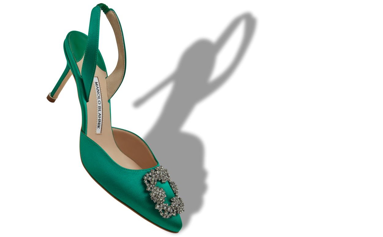 Pompas de satén verde con hebilla de joya tipo slingback