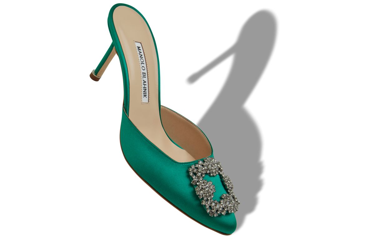 Mules con hebilla de joya de satén verde