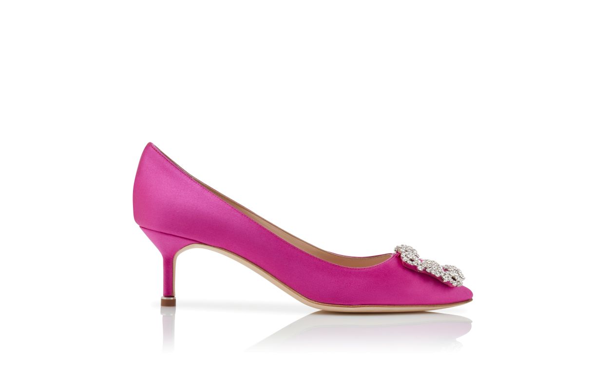 Zapatillas de satín fucsia con hebilla de joya