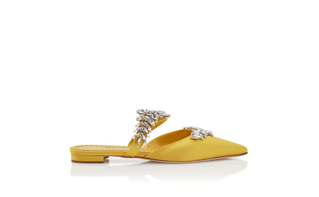 Mocasines planos de satín amarillo con adornos de cristal