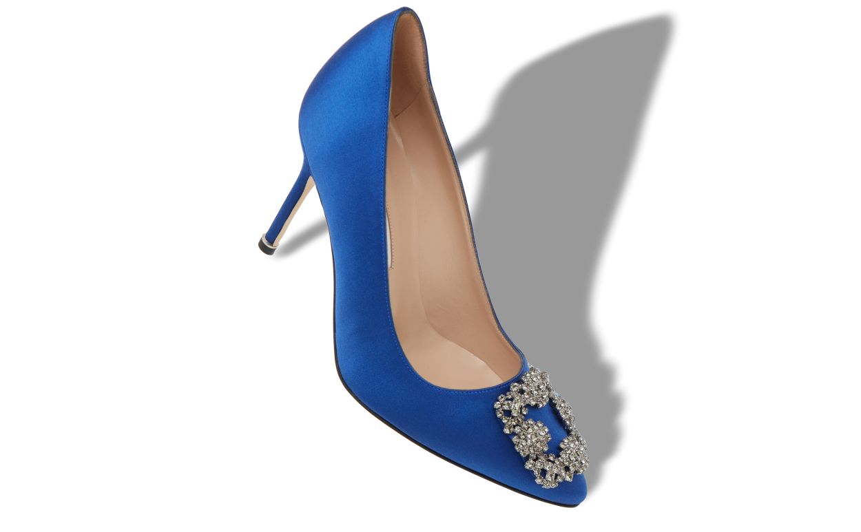 Zapatillas de satín azul con hebilla de joyería