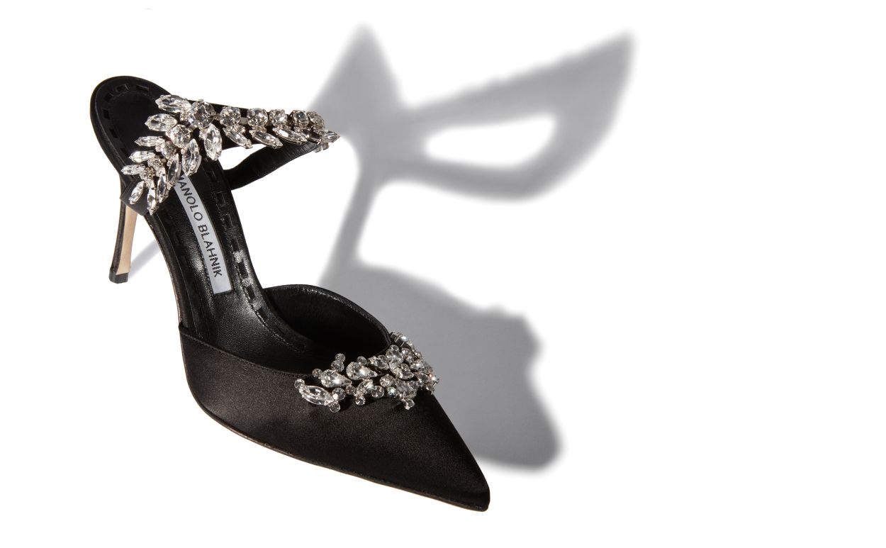 Mules de satín negro con adornos de cristal