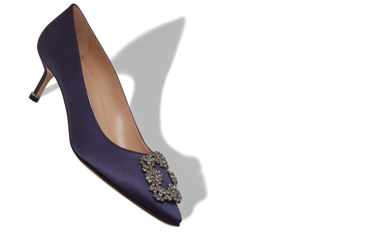 Zapatillas de satín azul oscuro con hebilla de joya