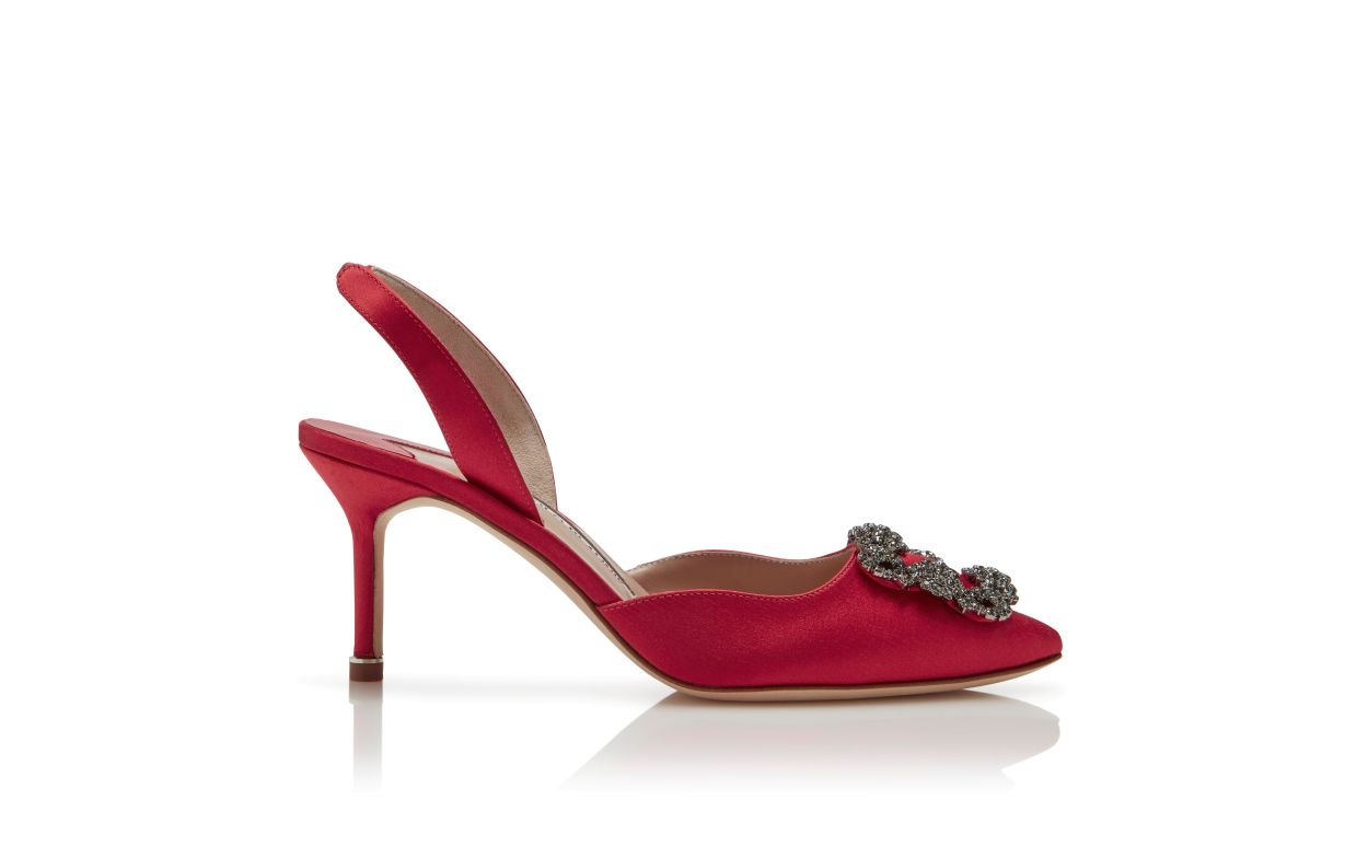 Zapatillas de tacón con hebilla de joya de satín rojo