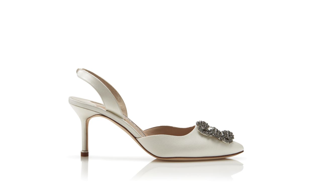 Zapatillas de tacón con hebilla de joyería de satín blanco