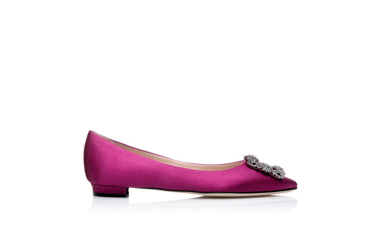 Zapatillas planas de satén fucsia oscuro con hebilla de joyería