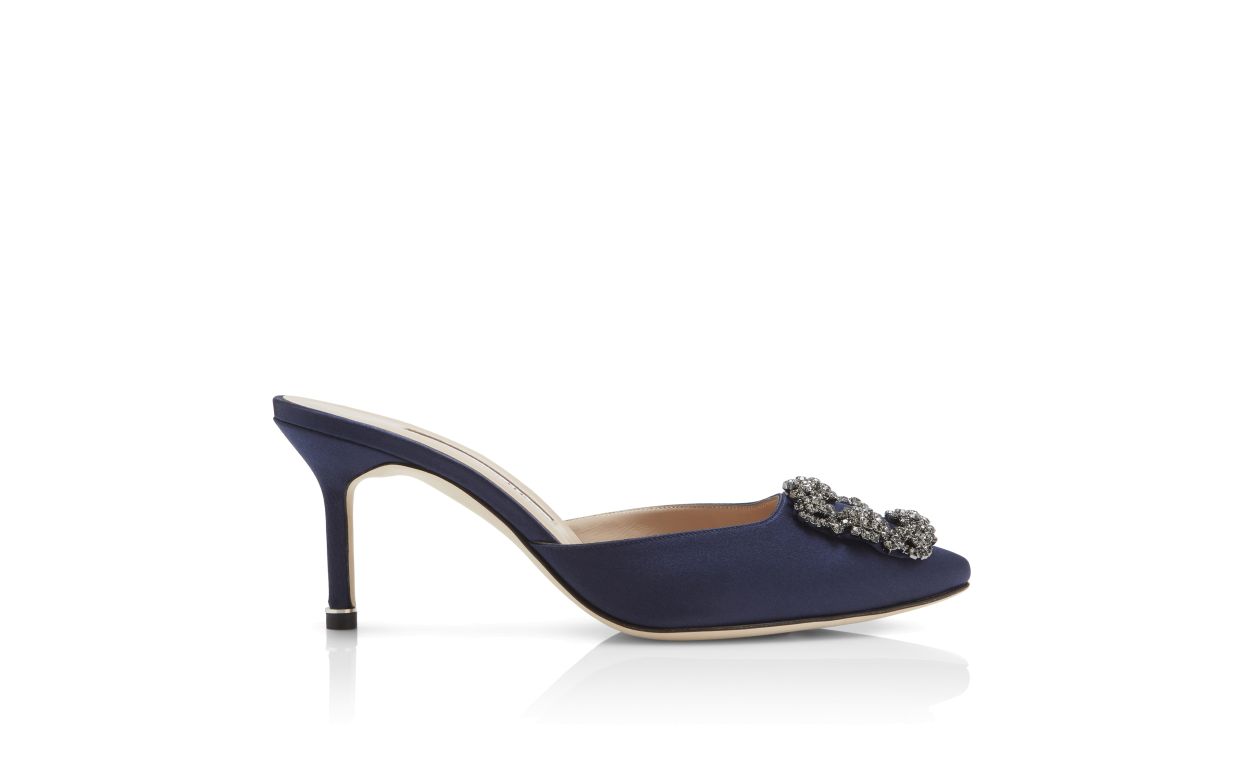 Mules de satén azul marino con hebilla de joya