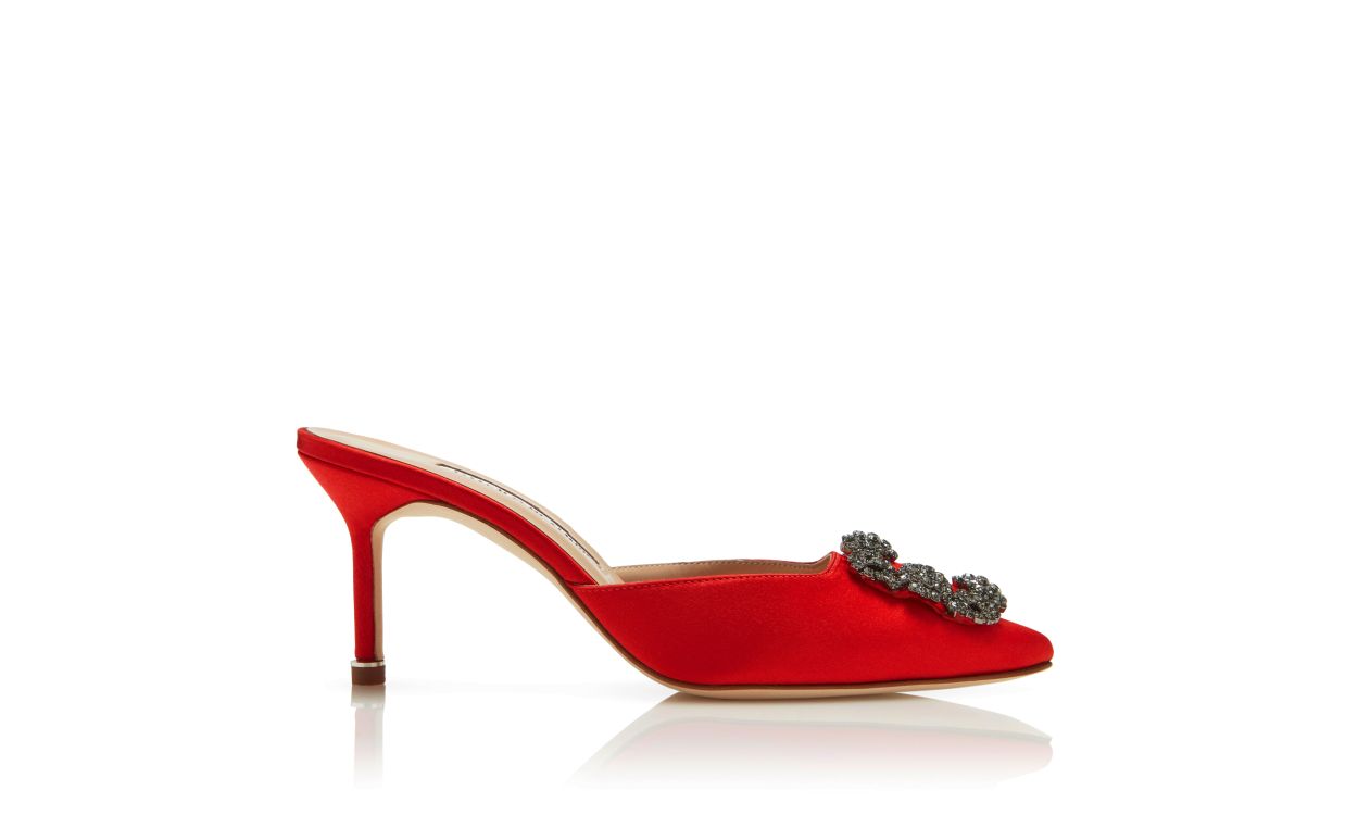 Mules de satín rojo con hebilla de joyería