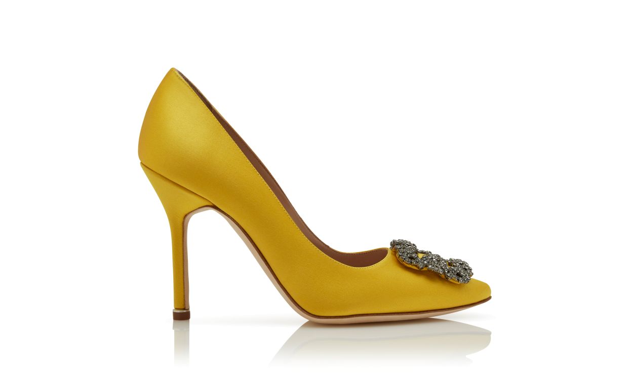 Zapatos de tacón con hebilla de joya de satén amarillo