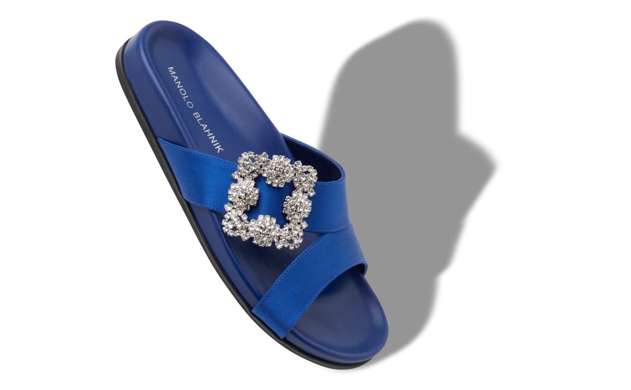 Mules planas con hebilla de joya de satín azul