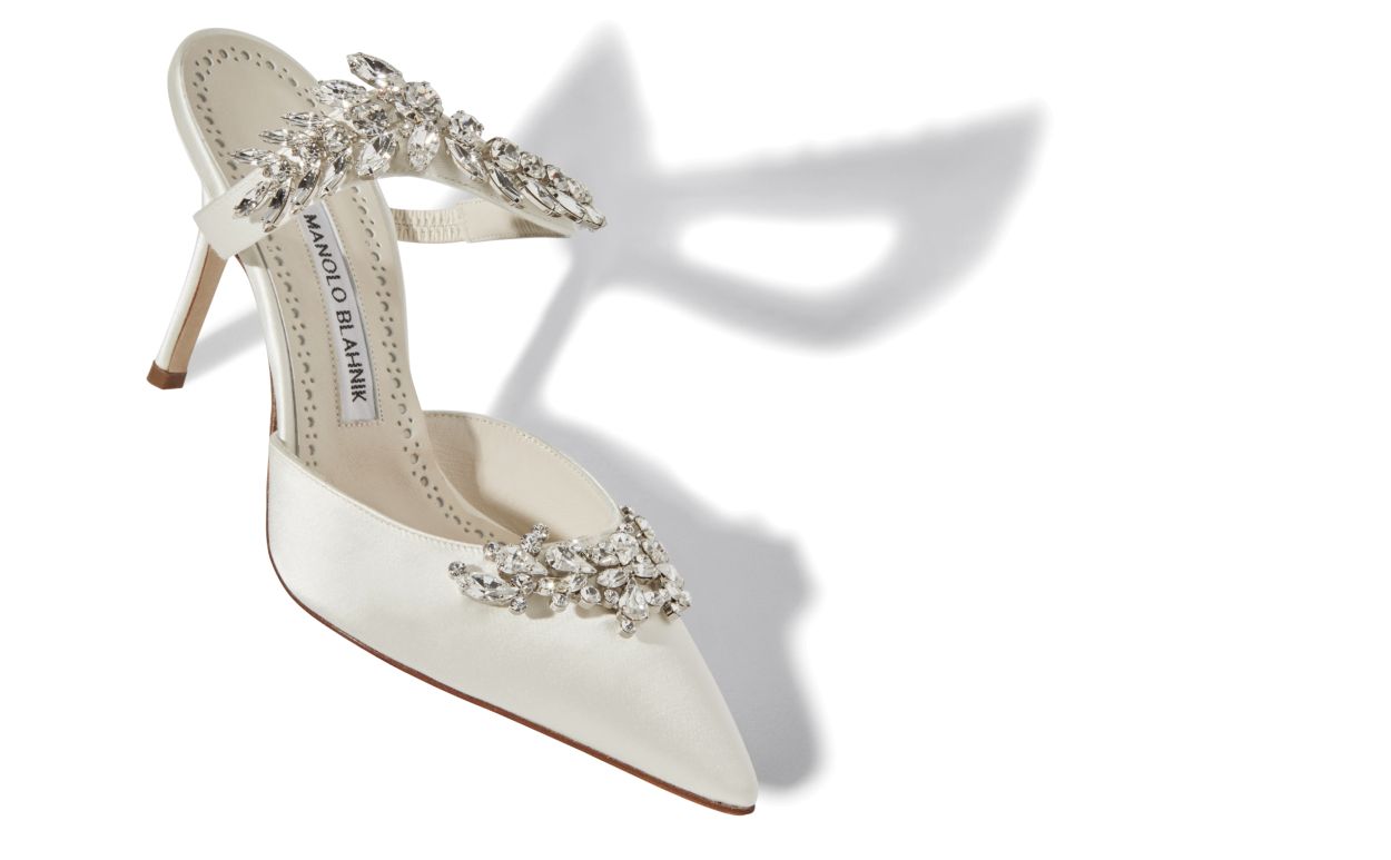 Mules de satín blanco con adornos de cristal
