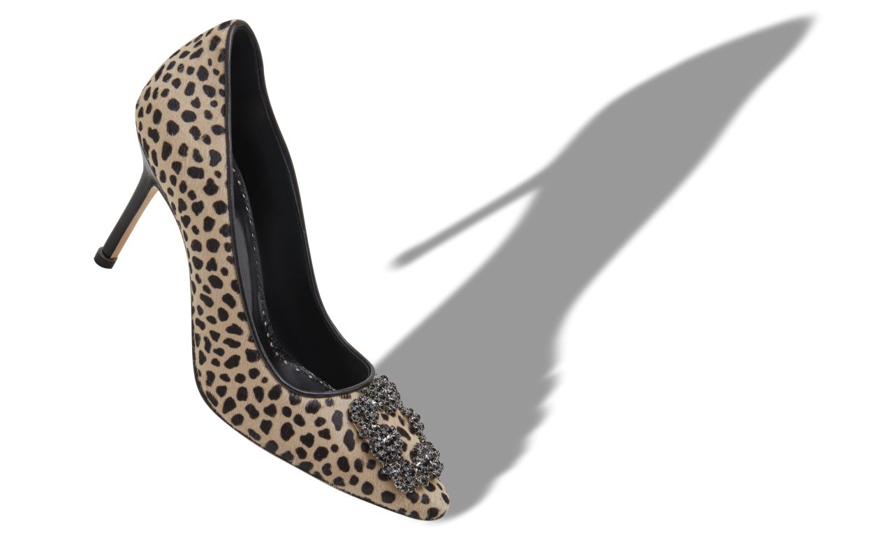Zapatos de tacón con estampado animal y hebilla de joyería de cuero de ternera