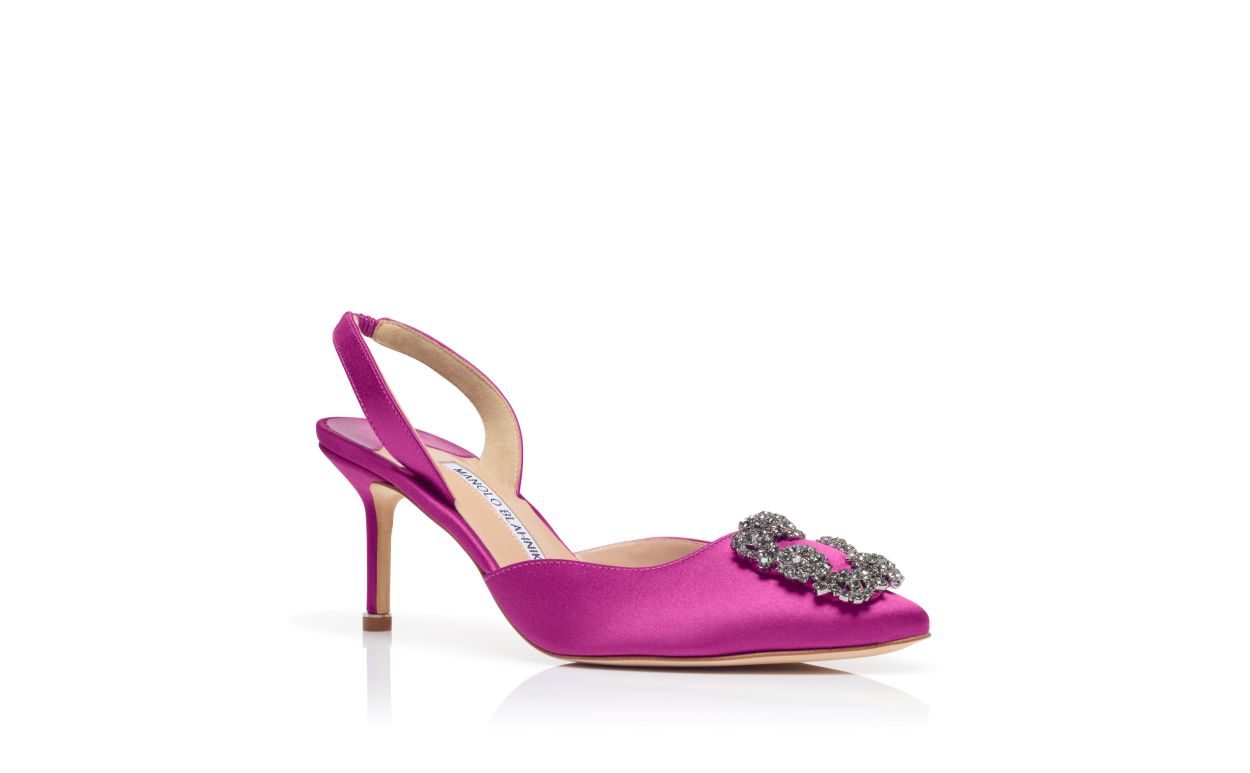 Zapatillas de tacón con hebilla de joya de satín rosa