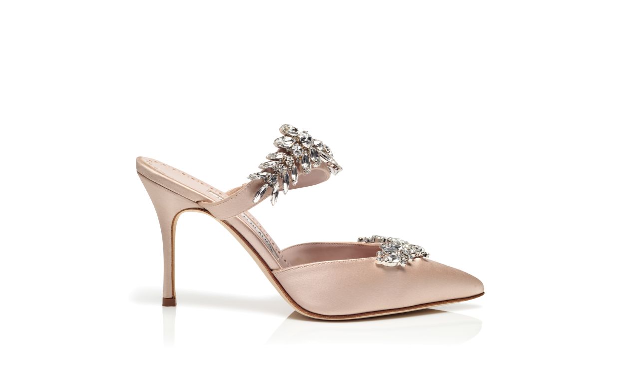 Mocasines de satín beige claro con adornos de cristal