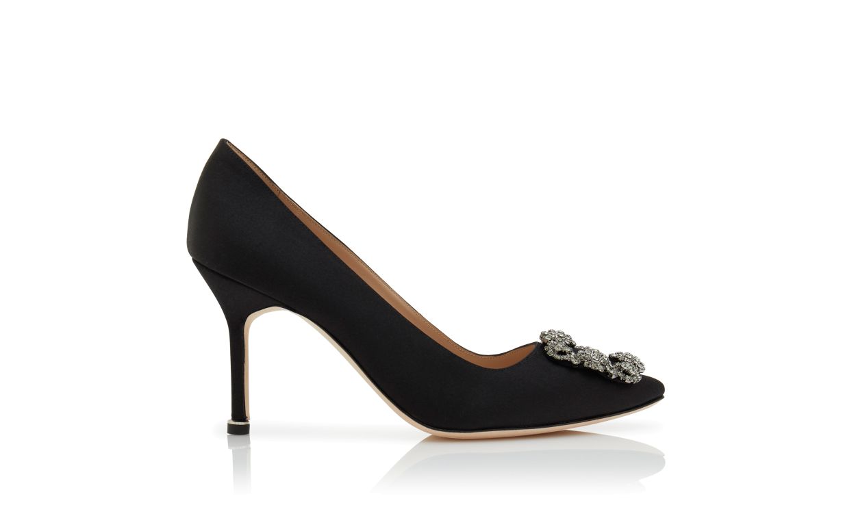 Zapatos de tacón con hebilla de joyería de satín negro