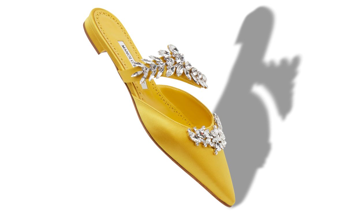Mocasines planos de satín amarillo con adornos de cristal
