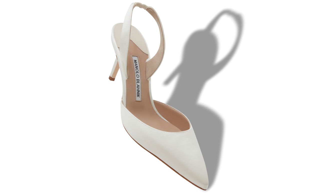 Zapatillas de tacón en satín crema claro con correa trasera