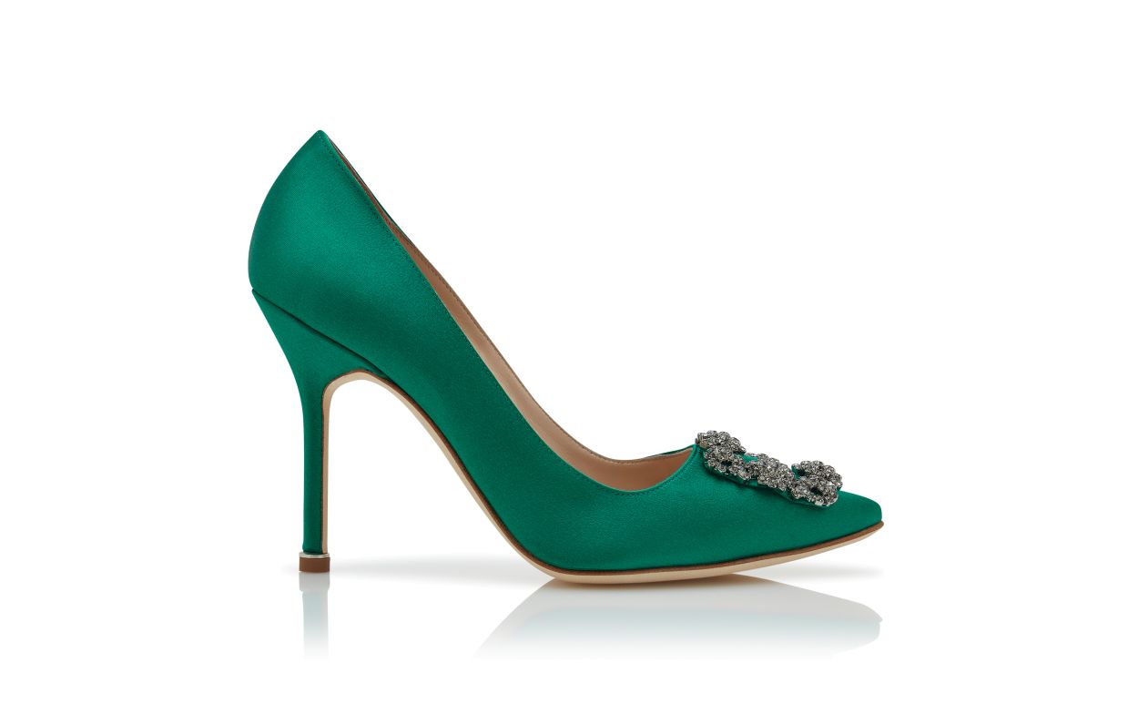 Zapatos de tacón con hebilla de joya de satén verde