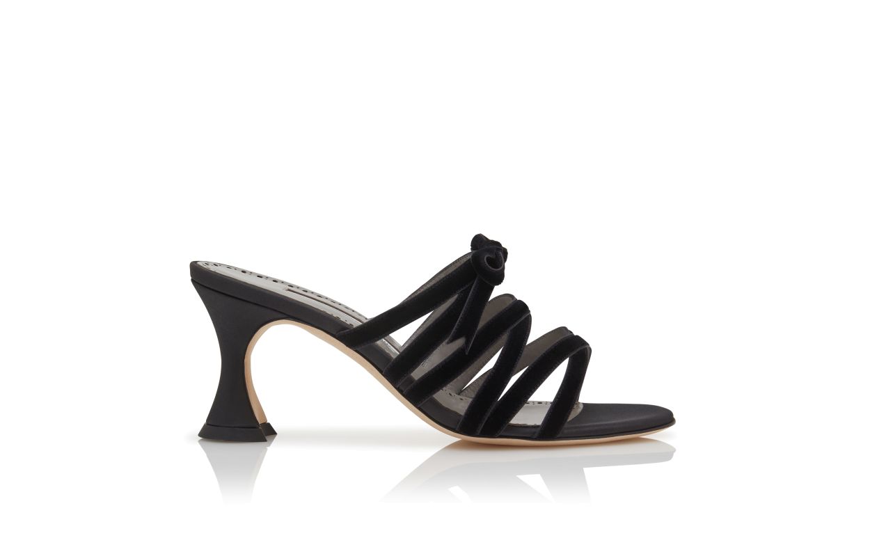 Mules de seda negra con diseño cruzado