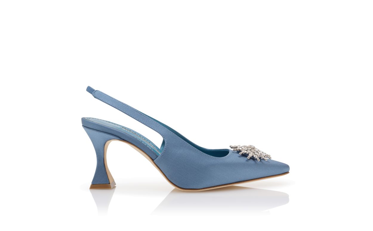 Zapatillas de satín azul con adornos de cristal