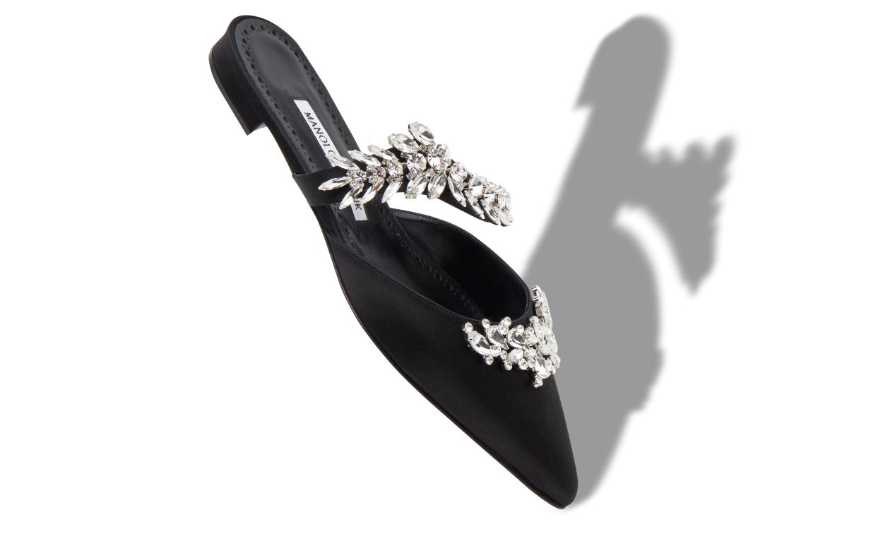 Mules planas de satín negro con adornos de cristal