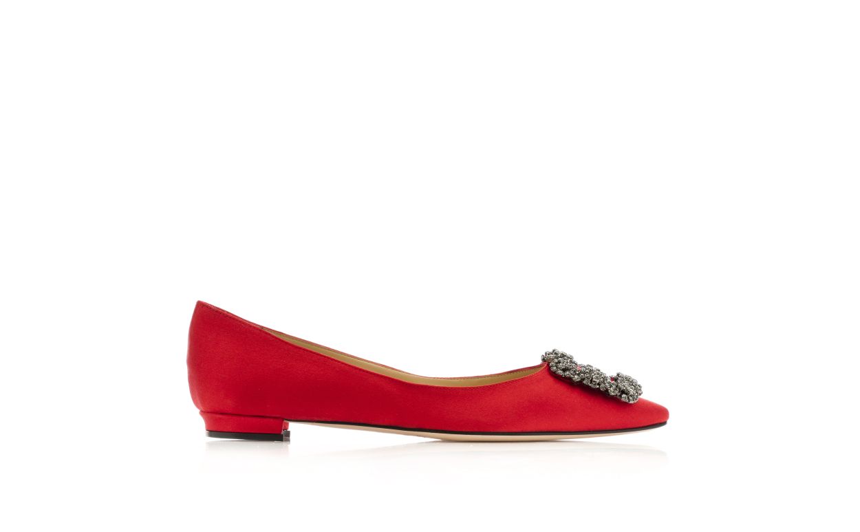Zapatos planos de satén rojo con hebilla de joya