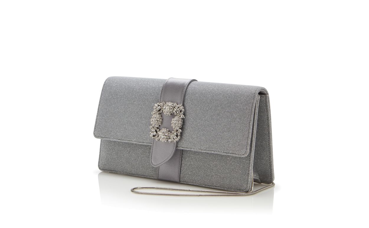 Bolso de tela con brillo plateado y hebilla de joya