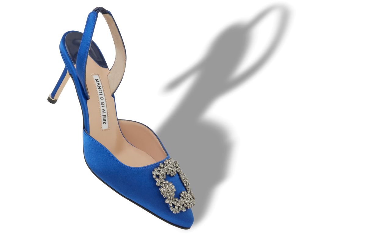 Zapatillas de tacón con hebilla de joya de satén azul
