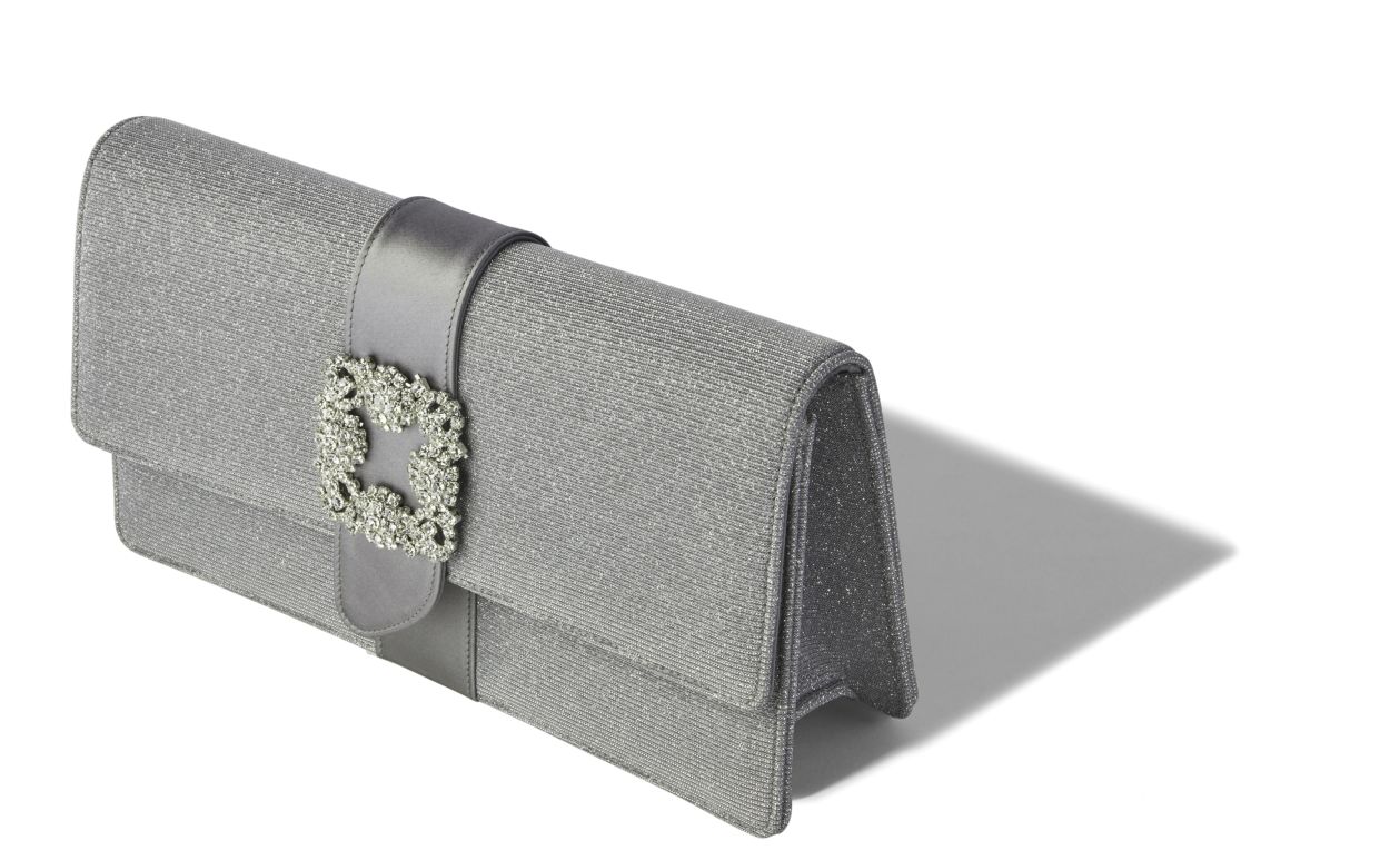 Bolso de tela con brillo plateado y hebilla de joya