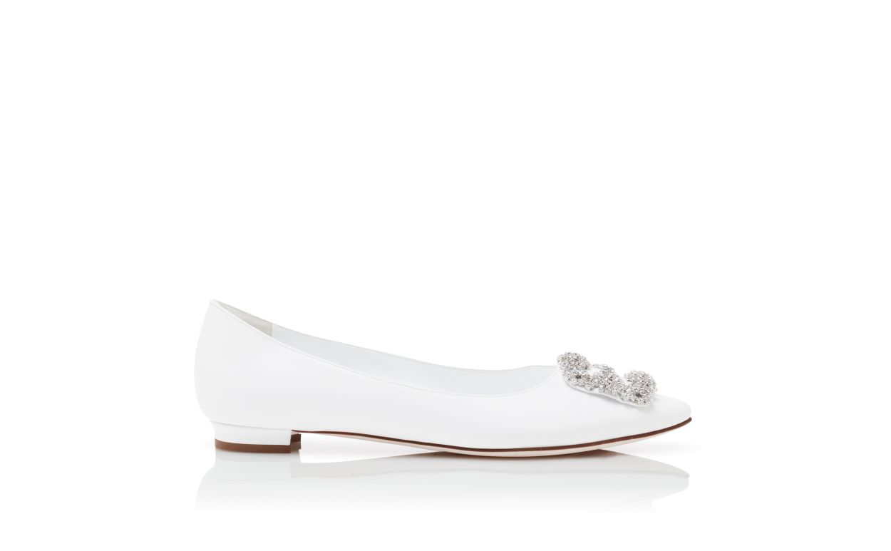 Zapatillas planas de cuero de becerro blanco con hebilla de joya