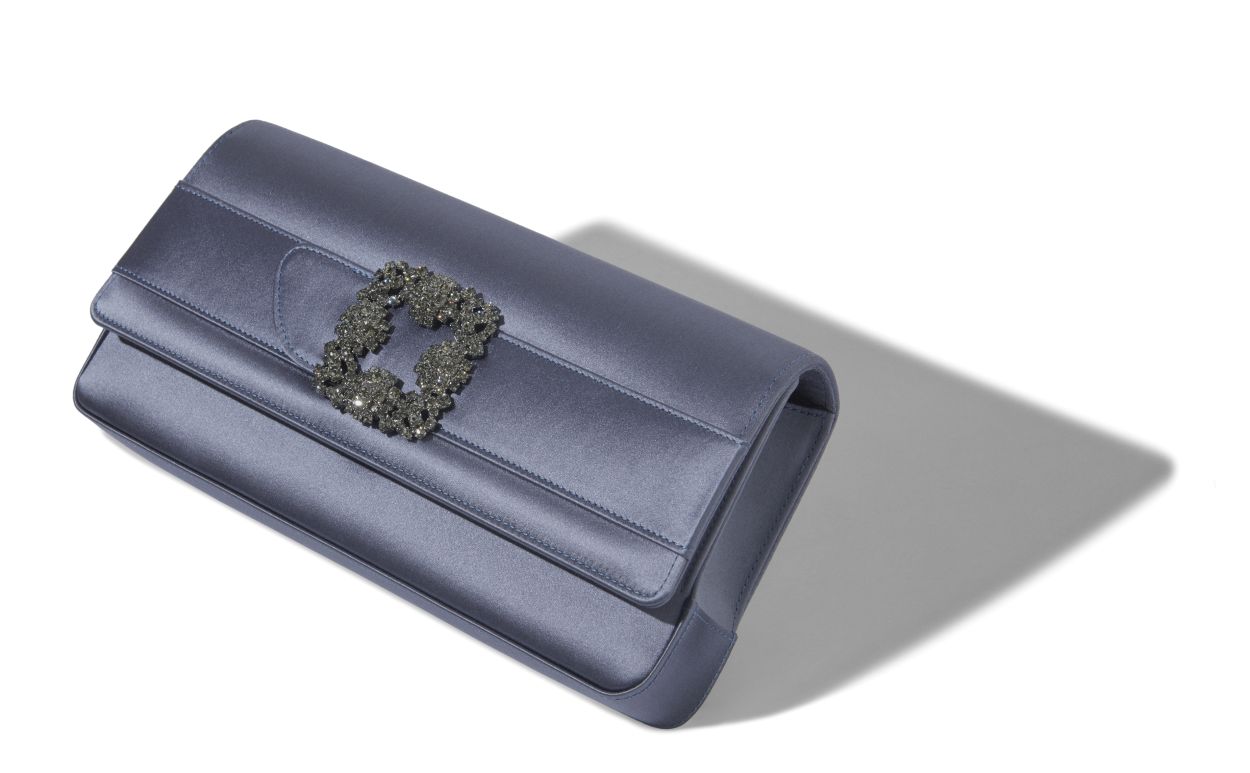 Bolso de mano rectangular de satén gris con hebilla de joya