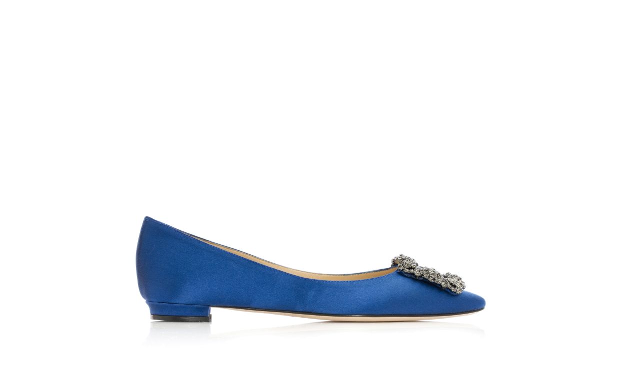 Zapatillas planas de satén azul con hebilla de joya