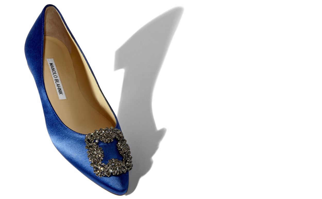 Zapatillas planas de satén azul con hebilla de joya