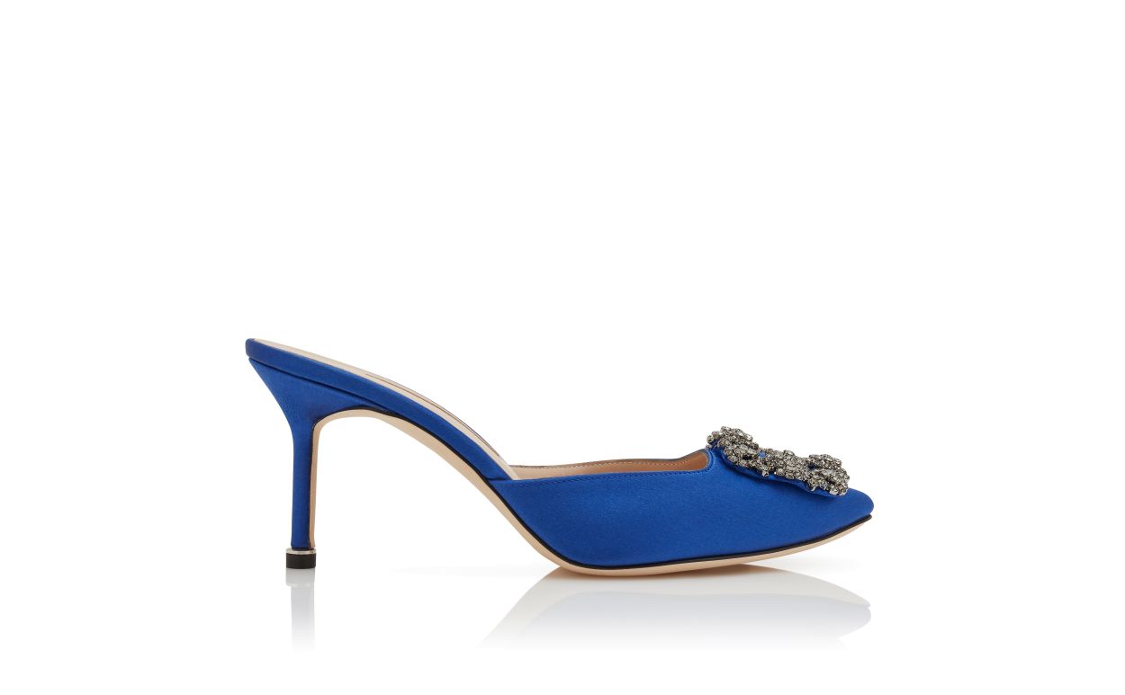 Mules con hebilla de joya de satín azul