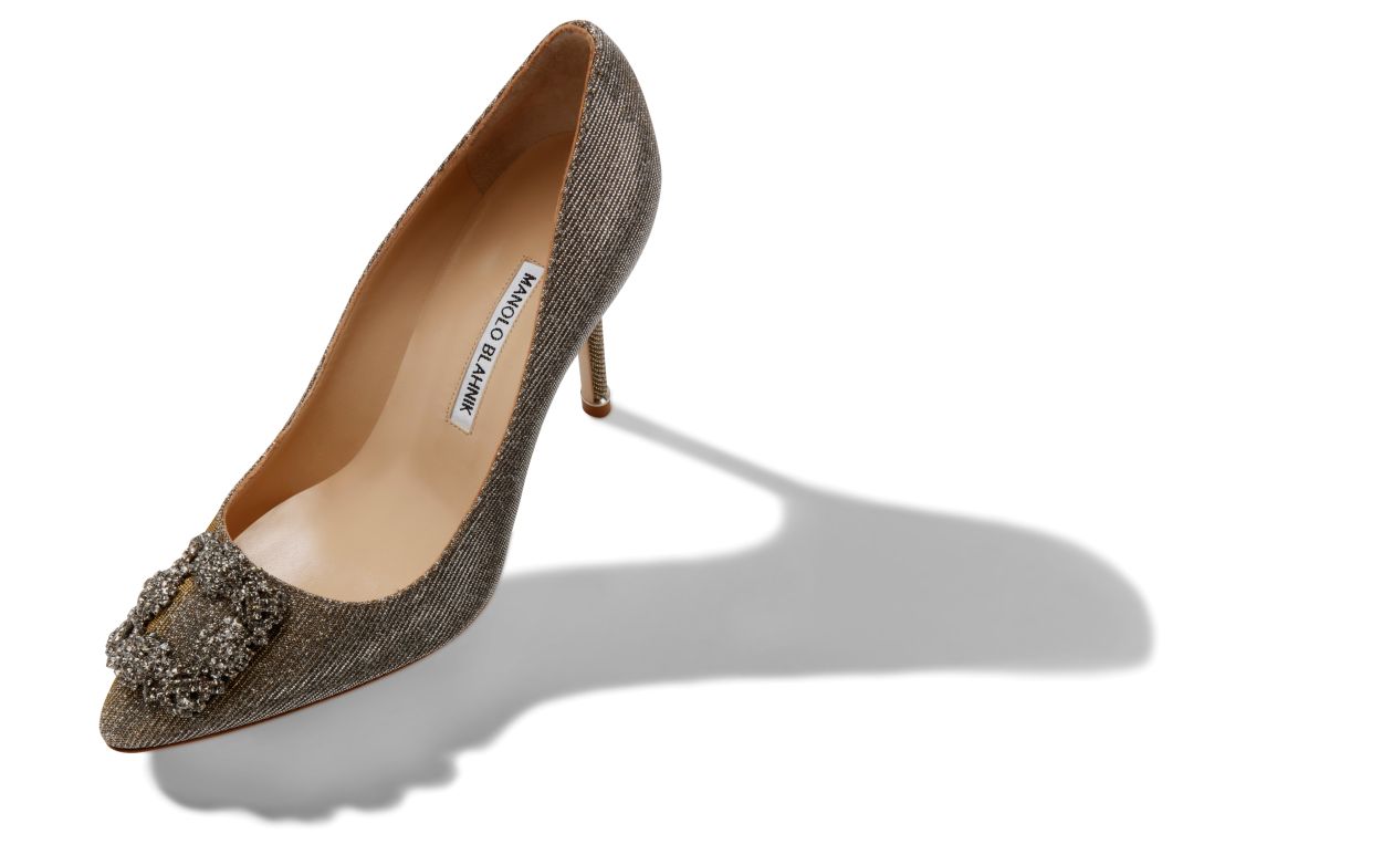 Zapatos de tacón con hebilla de joya de tela brillante dorada oscura