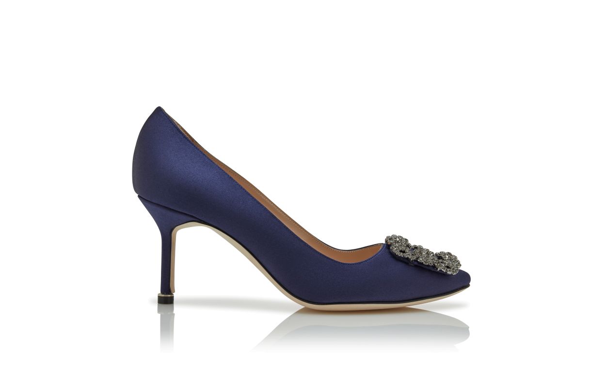 Zapatillas de satín azul marino con hebilla de joya