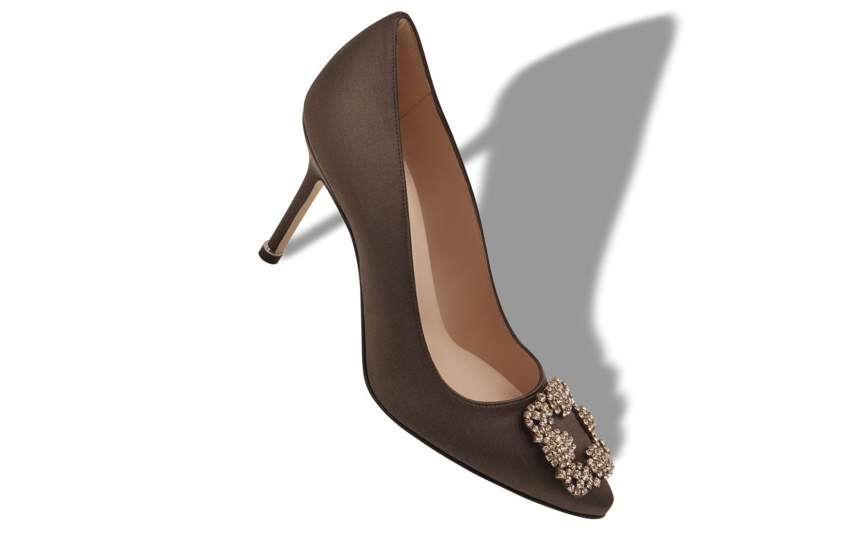 Zapatillas de tacón con hebilla de joyería de satín marrón