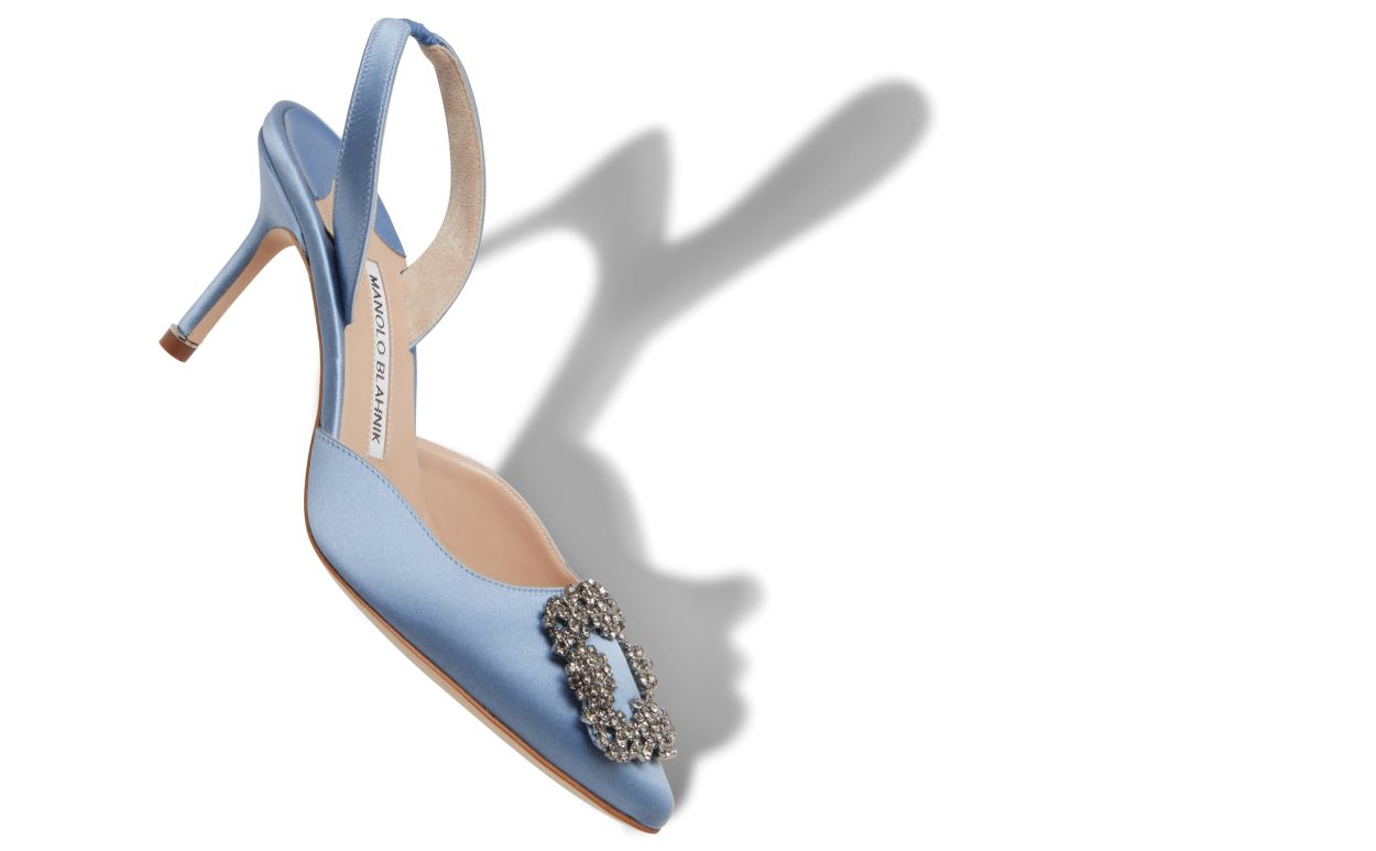 Zapatos de tacón de satín azul claro con hebilla de joya tipo slingback