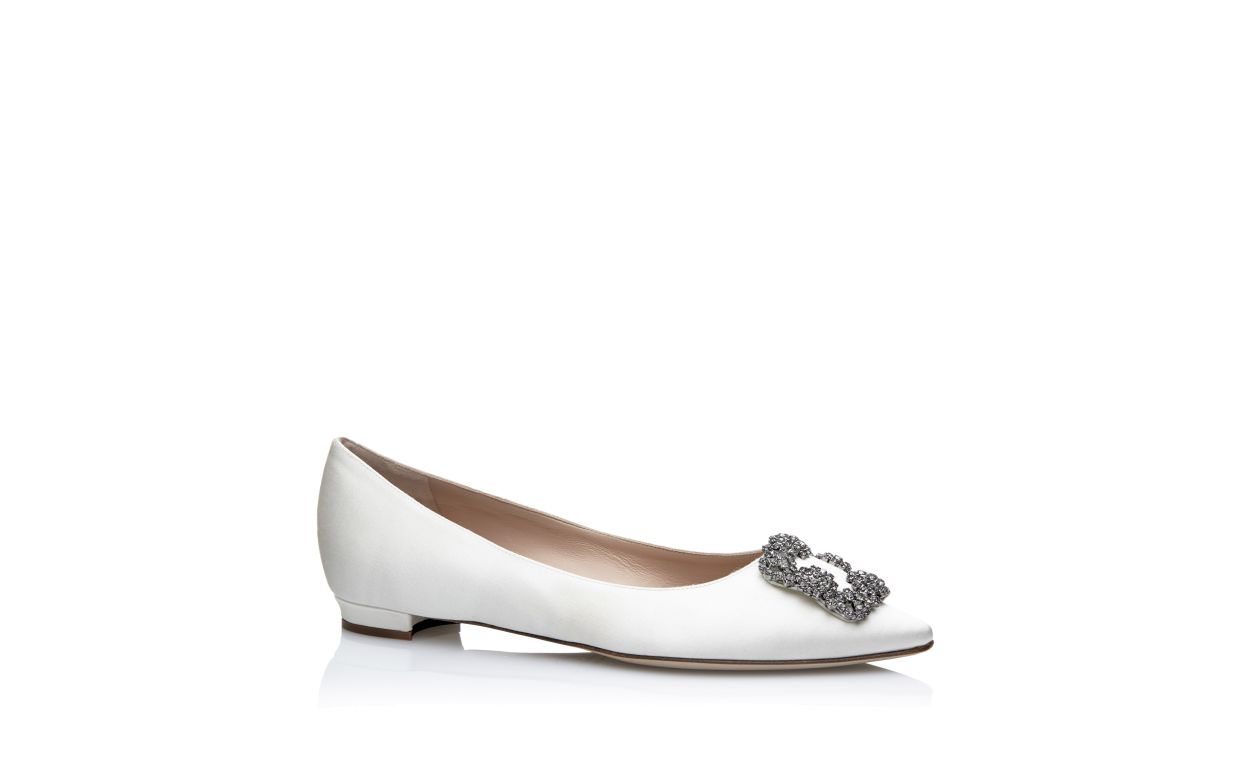 Zapatos planos de satín blanco con hebilla de joyería